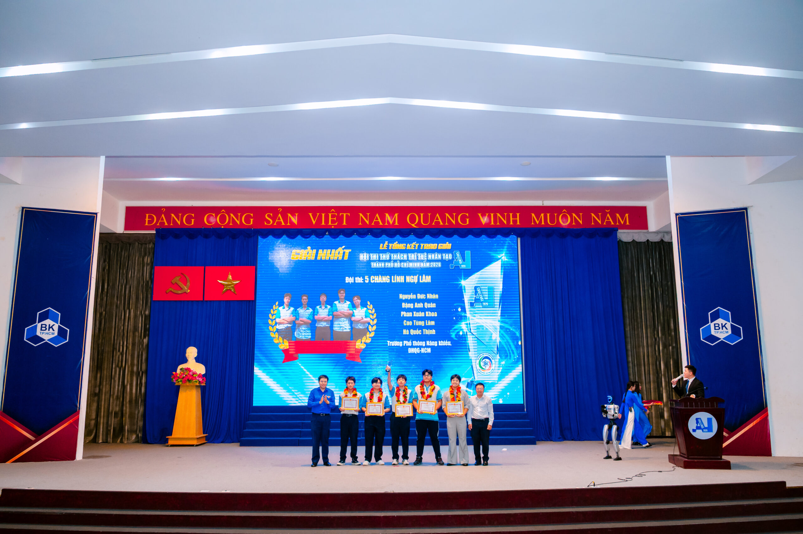 Đội 5 chàng lính ngự lâm nhận Giải Nhất AI Challenge TP.HCM năm 2026