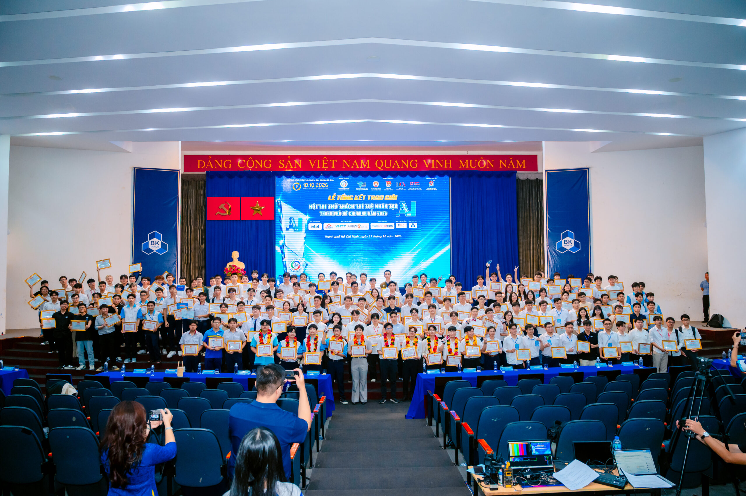 Các đội thi chụp ảnh lưu niệm sau lễ trao giải AI Challenge TP.HCM năm 2026