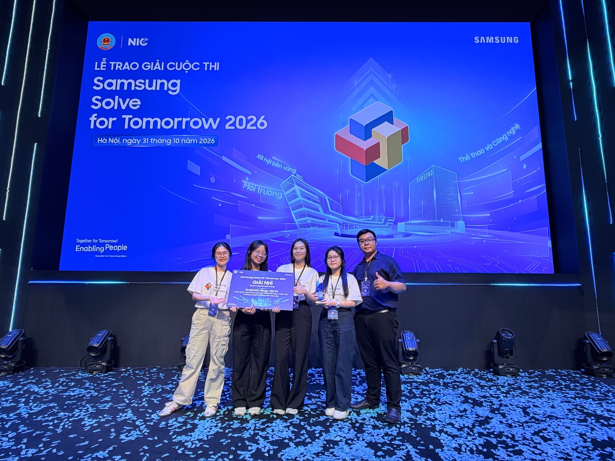 Thầy Phạm Đức Đạt và bốn học sinh đội We Bare Girls đạt giải Nhì Samsung Solve for Tomorrow 2026